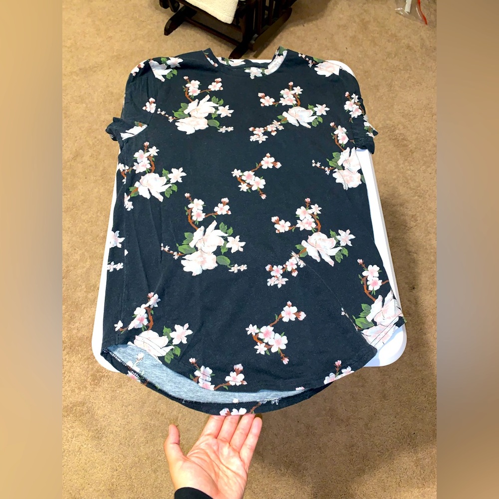 Curved hem Hollister floral tee